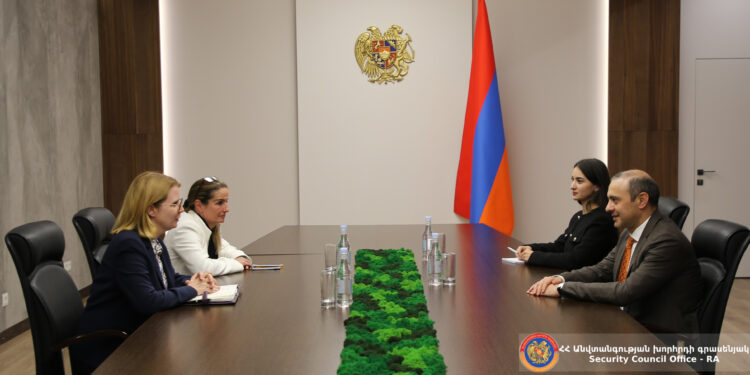Արմեն Գիգորյանը Գերմանիայի դեսպանի հետ հարավկովկասյան տարածաշրջանում անվտանգային իրավիճակն է քննարկել