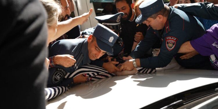 Հանրահավաքից մեկ օր առաջ՝ ոստիկանները բերման են ենթարկել հավաքի ակտիվիստներին. «Հրապարակ»