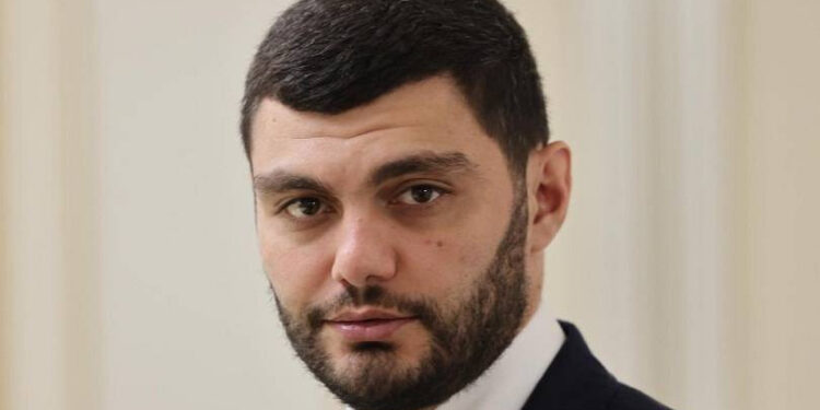 ԱԺ աշխատակազմի ղեկավար Դավիթ Առաքելյանին «ձուկ» մականունով են դիմում. «Ժողովուրդ»