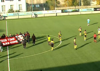 Ֆուտբոլային ֆան-ակումբների անդամները խաղի ժամանակ մտել են խաղադաշտ՝ պահանջելով ՀՖՖ նախագահի հրաժարականը