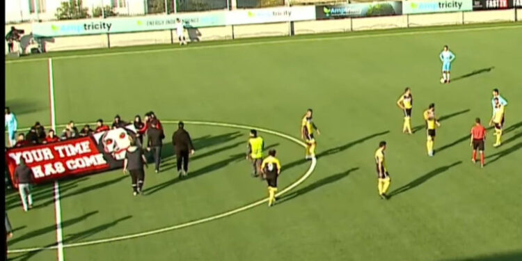 Ֆուտբոլային ֆան-ակումբների անդամները խաղի ժամանակ մտել են խաղադաշտ՝ պահանջելով ՀՖՖ նախագահի հրաժարականը