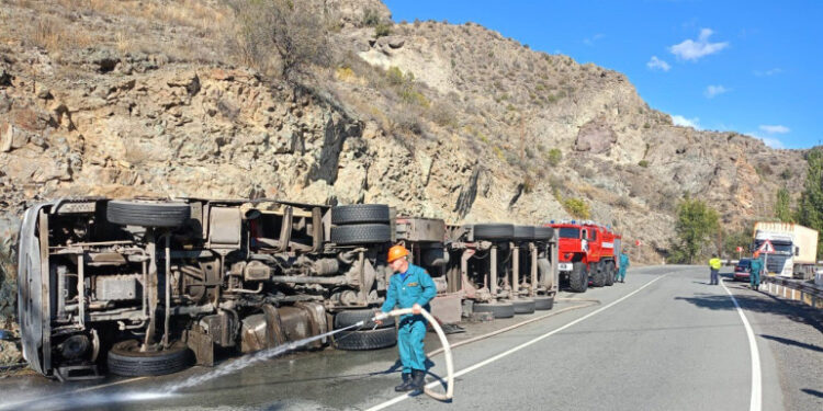 Երևան-Մեղրի ավտոճանապարհին բեռնատար է կողաշրջվել