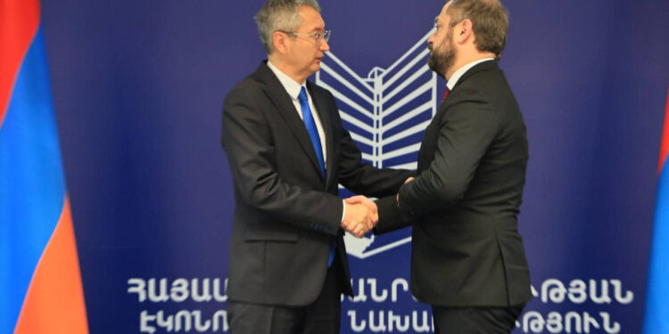 Պապոյանը Ղազախստանի դեսպանի հետ քննարկել է Ալմաթիում Հայաստանի առևտրի տան ստեղծման հնարավորությունը