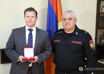 Ոստիկանության պետը պարգևատրել է ՀՀ-ում ԱՄՆ դեսպանատան ներկայացուցիչներին