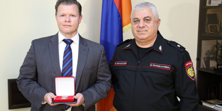 Ոստիկանության պետը պարգևատրել է ՀՀ-ում ԱՄՆ դեսպանատան ներկայացուցիչներին