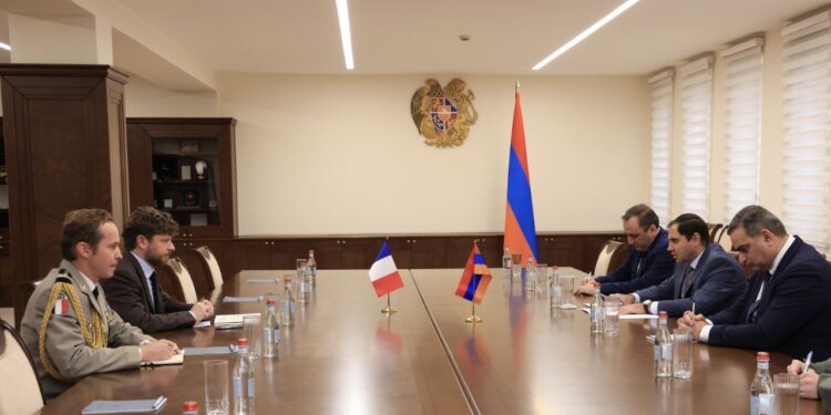 ՀՀ ՊՆ ղեկավարը ու Ֆրանսիայի դեսպանը քննարկել են պաշտպանության բնագավառում համագործակցությանն առնչվող հարցեր