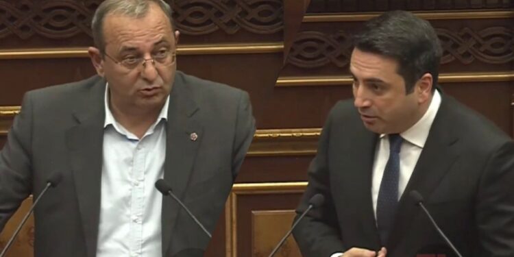 Հոխորտում եք այս ամբիոնից, բայց վաղը մարդկանց հետ պետք է շփվեք, չէ՞. Մինասյանն` Սիմոնյանին. տեսանյութ