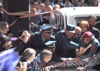 Բախում՝ դատախազության մոտ. ոստիկանները բզկտելով տարան Փաշինյանի «դուխով» խրտվիլակը. տեսանյութ