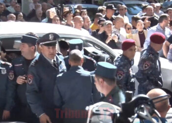 Ցուցարարները ոստիկանների վրա նետեցին Փաշինյանի ու Ալիևի պատկերով մետաղադրամներ. տեսանյութ