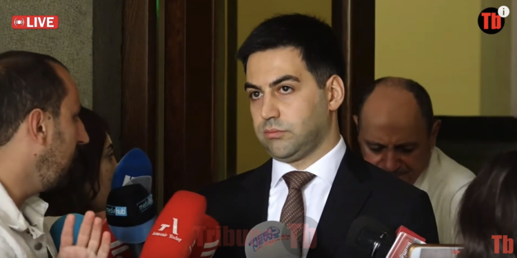 Շատ անհարմար կաբինետ է, շատ դեպրեսիվ, ցանկանում եմ փոխել. Բադասյանը՝ Գագիկ Խաչատրյանի սենյակի մասին