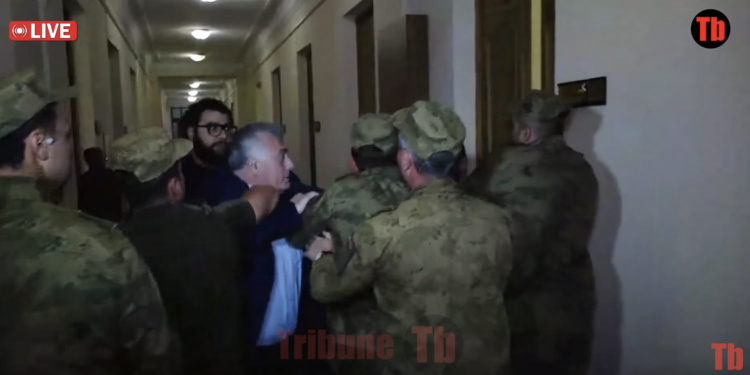 Նոր սկանդալ՝ԱԺ-ում.«Տեսեք ինչ եմ անելու».ԱԺ անվտանգությունը բիրտ ուժով դուրս հանեց Ռուբիկ Հակոբյանին. տեսանյութ