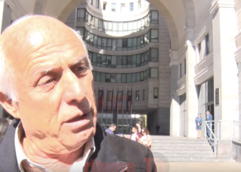 Թոփալ հակոբները բարձրացել են կառավարության բալկոնը, կռիվ գոչողները մնացել են ներքևում. տեսանյութ