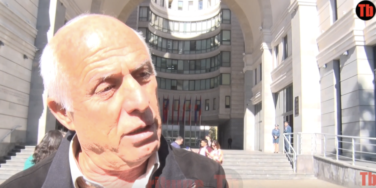 Թոփալ հակոբները բարձրացել են կառավարության բալկոնը, կռիվ գոչողները մնացել են ներքևում. տեսանյութ