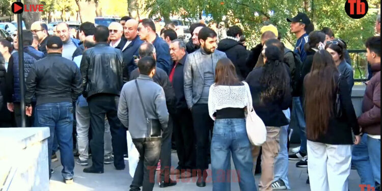 Վահագն Խաչատրյանը Նիկոլի ծառան է. սրբազանի ցույցը՝ նախագահականի մոտ. ՈւՂԻՂ