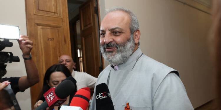 Բագրատ սրբազանը Ազգային ժողովում է