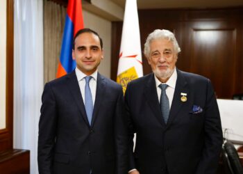 Տիգրան Ավինյանը Պլասիդո Դոմինգոյին պարգևատրել է ոսկե մեդալով