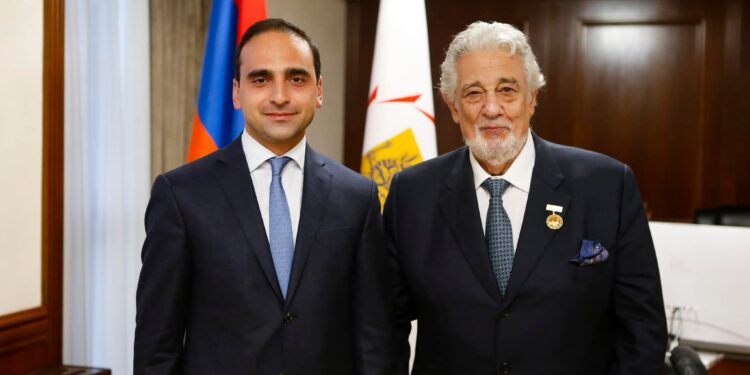 Տիգրան Ավինյանը Պլասիդո Դոմինգոյին պարգևատրել է ոսկե մեդալով