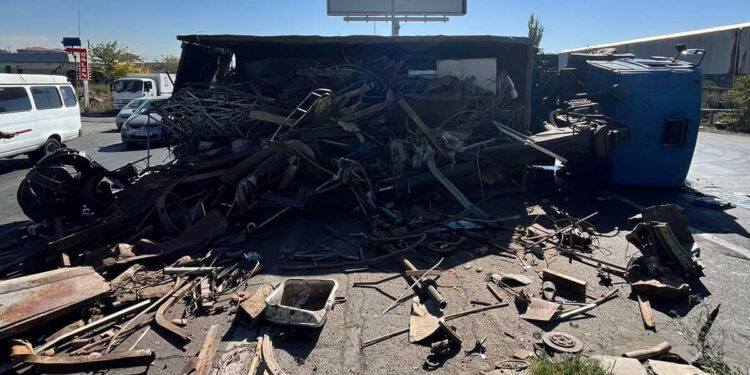 Վահագնի թաղամասի մոտակայքում բախվել են 2 բեռնատարներ. վարորդները հոսպիտալացվել են