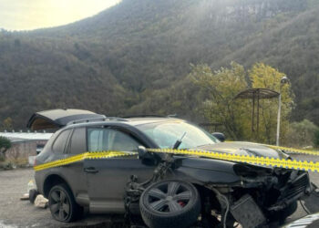 Իջևանում Porsche-ը դուրս է եկել ճանապարհի երթևեկելի հատվածից և բախվել եզրաքարերին