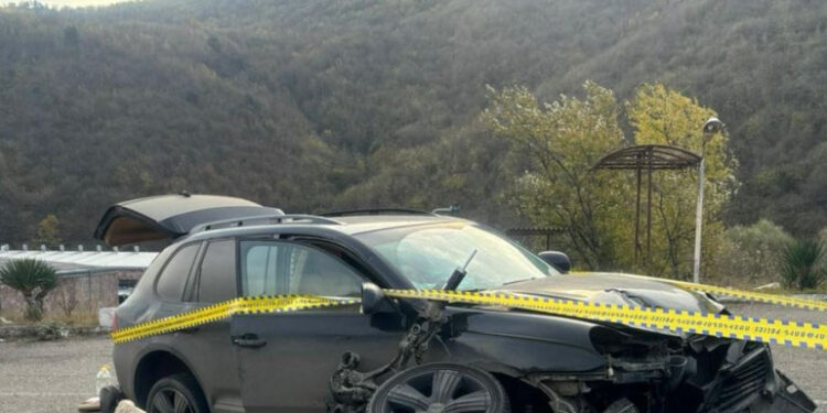 Իջևանում Porsche-ը դուրս է եկել ճանապարհի երթևեկելի հատվածից և բախվել եզրաքարերին