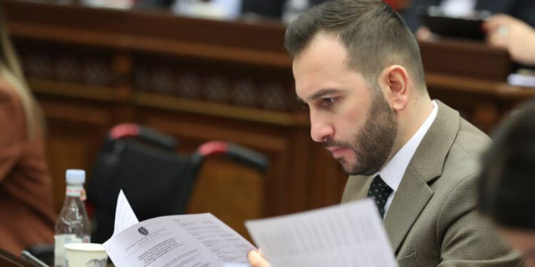 «Թավշյա հեղափոխության» թեժ օրերին ՔՊ խմբակցության ղեկավար Հայկ Կոնջորյանը բեռնատար մեքենա է գնել. «Ժողովուրդ»