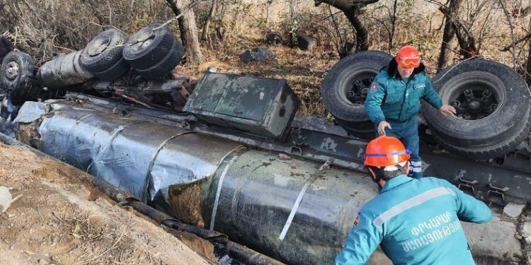Շամբի ՀԷԿ-ի մոտակայքում բեռնատարն ընկել է Որոտան գետը. փրկարարները դուրս են բերել վարորդի դին