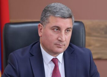 Պաշտոնից ՍՄՍ-ով ազատված Գնել Սանոսյանը մեկնել է երկրից. «Ժողովուրդ»