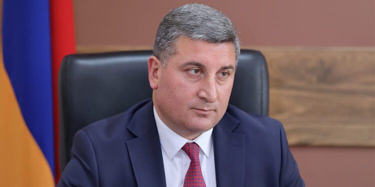 Պաշտոնից ՍՄՍ-ով ազատված Գնել Սանոսյանը մեկնել է երկրից. «Ժողովուրդ»