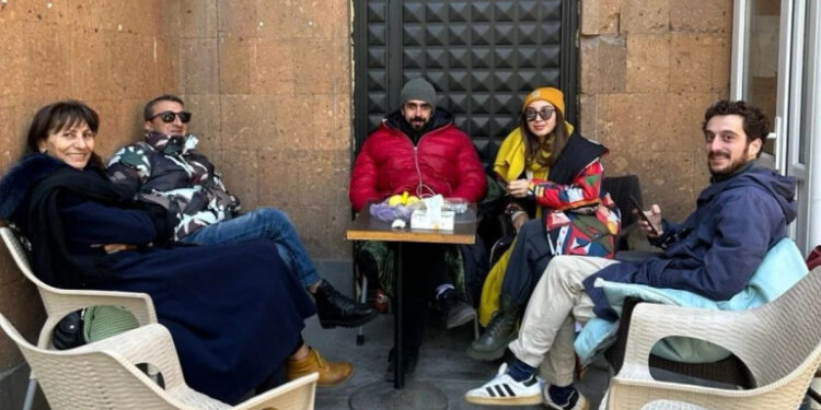 6 օր է՝ «Գոյ» թատրոնի աշխատակիցները նստացույց են անում թատրոնի մուտքի մոտ