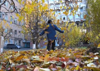 Դավաճան ա՝ սենց ենք անում. դիմակավորված անձինք 6տ երեխայի մոտ հորը բռնել են, երեխային թողել փողոցում