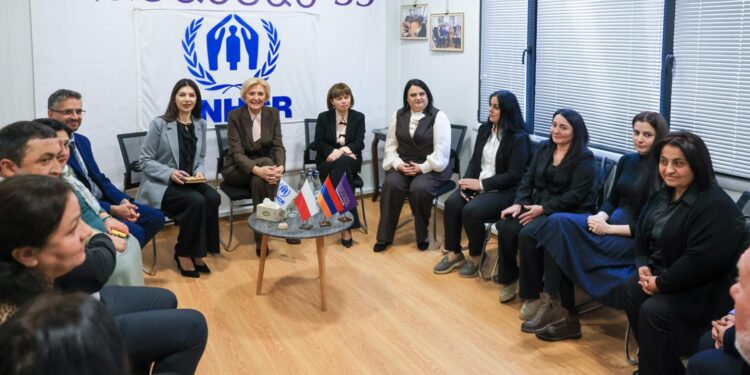 Լեհաստանի նախագահի կինը Հայաստանում հանդիպել է Արցախից բռնի տեղահանվածների հետ