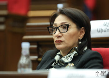 «Շատերը հարկադրված լքելու են Հայաստանը, սա բարոյական պատասխանատվության հարց է». Լիլիթ Գալստյանը՝ ԼՂ-ից տեղահանվածների աջակցությունը նվազեցնելու որոշման մասին