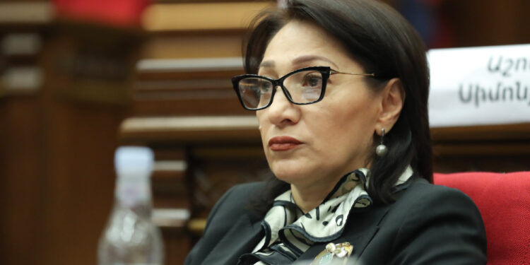 «Շատերը հարկադրված լքելու են Հայաստանը, սա բարոյական պատասխանատվության հարց է». Լիլիթ Գալստյանը՝ ԼՂ-ից տեղահանվածների աջակցությունը նվազեցնելու որոշման մասին