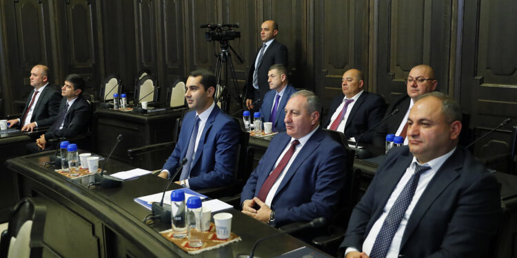 Մարզպետներն իրար են անցել, հավաքել են համայնքների ղեկավարներին․ «Հրապարակ»