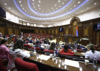 Պատգամավորները չեն միջամտել Ալեն Սիմոնյանի եւ լրագրողի միջև միջադեպին. «Փաստ»