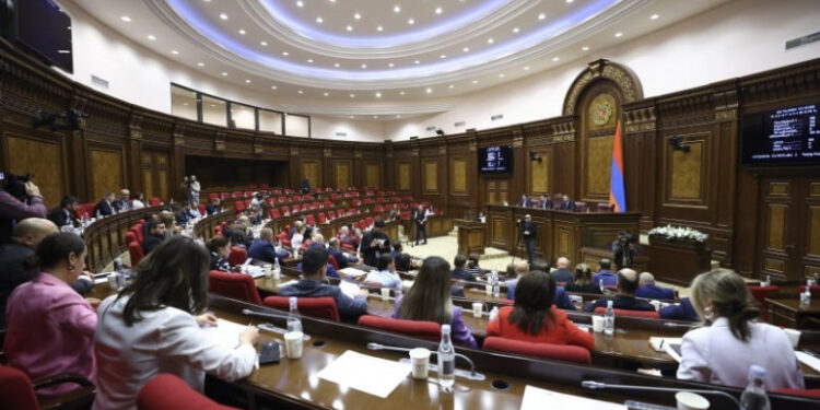 Պատգամավորները չեն միջամտել Ալեն Սիմոնյանի եւ լրագրողի միջև միջադեպին. «Փաստ»