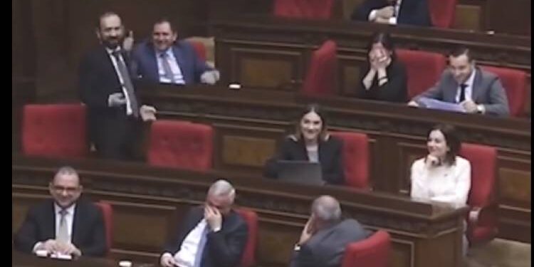 Միրզոյանն ու Պապիկյանը ԱԺ-ում բարձր տրամադրություն ունեին. անդարդ «բրիգադը» երկիրը հասցրեց այս վիճակին. «Հրապարակ»