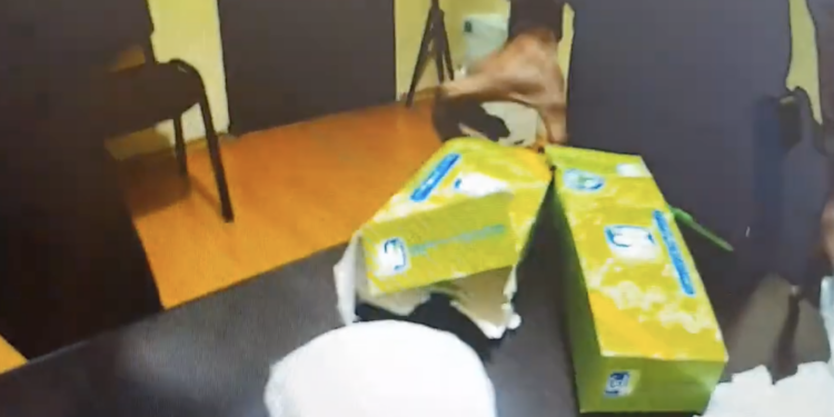 Մաքսանենգ ճանապարհով ներկրված կես կիլոգրամ մեթամֆետամին թմրամիջոցի ապօրինի շրջանառության փորձի մեղադրանքով երկու անձ է կալանավորվել