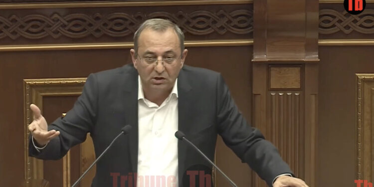 Քուա՛նշ, պարոն Սուքիասյան, թեստը չանցաք. բա արմատուրով ծեծող մարդուն ինչի՞ չեք դատում. տեսանյութ