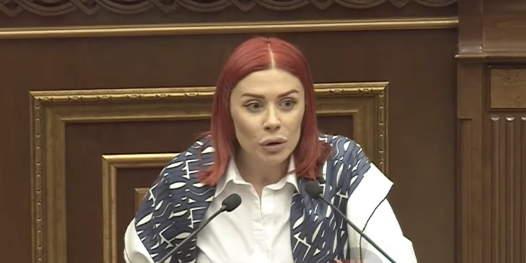 Ծամածռվելով ասումա՝գինի լիցի կամավորի՞ն նկատի ունեք.չէ՛ էն մարդուն,որ ուղարկեցիք ռազմի դաշտ՝զոհվելու. տեսանյութ