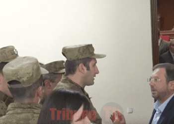 Կռիվ՝ ԱԺ-ում. ՊՊԾ-ն լրագրողի թևից քաշեց ու վնասեց. խառնվեց Գեղամ Մանուկյանը. տեսանյութ