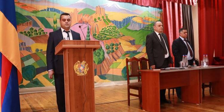 Սիսիանի նորընտիր ղեկավարը «կարևոր» որոշում է կայացրել. հարազատ քեռուն պատվոգիր է հանձնել. «Հրապարակ»