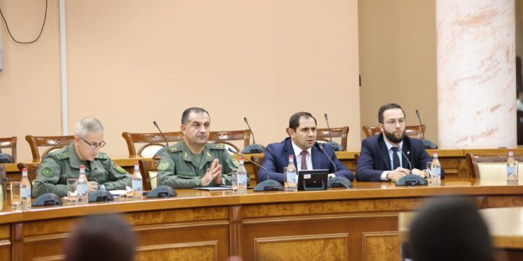 Պապիկյանն ըմբշամարտի զինվորականների աշխարհի 37-րդ առաջնության մասնակիցներին պարգևատրել է հուշամեդալներով