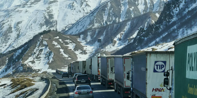 Վերին Լարսում շուրջ 450 հայկական բեռնատար է կուտակվել