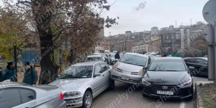 Ավտովթար Երևանում՝ 4, այդ թվում կայանված մեքենաների մասնակցությամբ