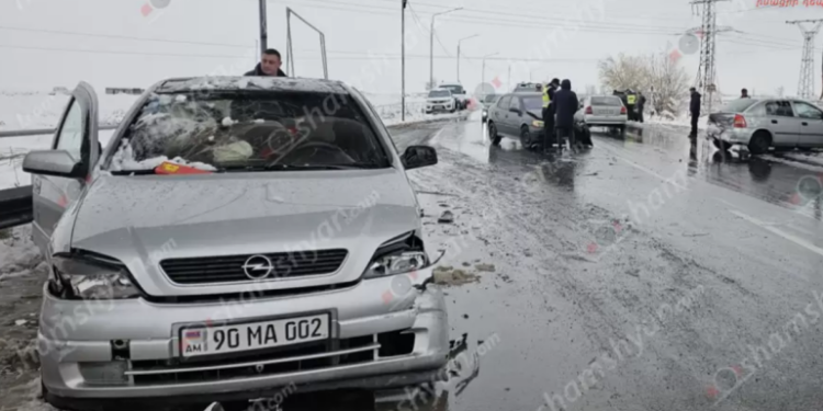 Եղվարդում 3 «Opel» են բախվել. 2-ի անվադողերը ձմեռային չեն եղել
