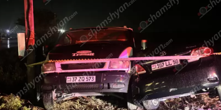 Վարչապետի աշխատակազմի հաշվեկշռում հաշվառված «Toyota»-ն բախվել է ավտոքարշակին. կա վիրավոր