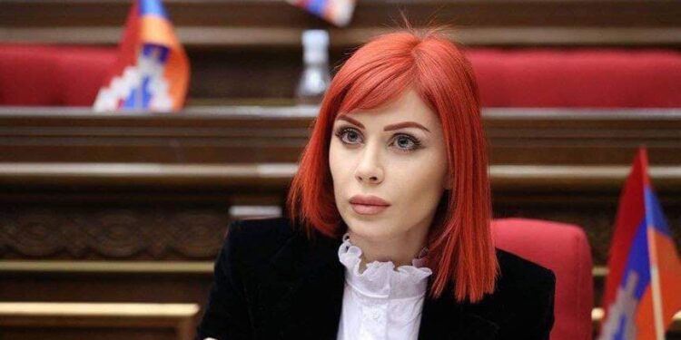 «Ժողովրդավարության բաստիոնը նոր նշաձող է սահմանում, կամ՝ «ծերուկն անտանելի է դարձել»». Խամոյան