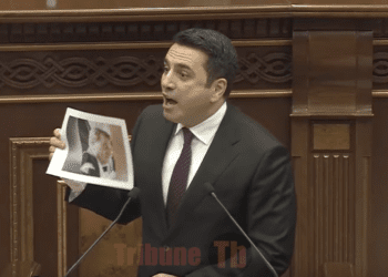 Թեժ իրավիճակ՝ ԱԺ-ում. Ալեն Սիմոնյանը տպել էր զուգարանում սպանված Պողոս Պողոսյանի նկարը. տեսանյութ