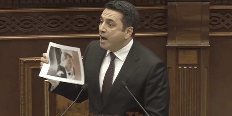 Թեժ իրավիճակ՝ ԱԺ-ում. Ալեն Սիմոնյանը տպել էր զուգարանում սպանված Պողոս Պողոսյանի նկարը. տեսանյութ